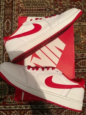 Jordan 1 Retro Low University Red Low-Top Sneakers
